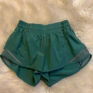 lululemon, size 4, 2.5” hotty hot short in teal